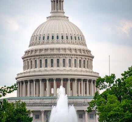 Бухорода одамни оёғидан осиб қўйиб реклама олганлар жаримага тортилди