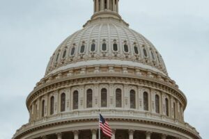 Тошкент вилоятида 10 минг доллар эвазига суд ҳукмини ўзгартириб беришни ваъда қилган адвокат ушланди