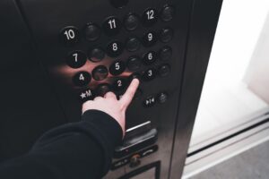 Янги уйларда лифтларга бир йиллик хизмат кўрсатиш мажбурияти қўйилади